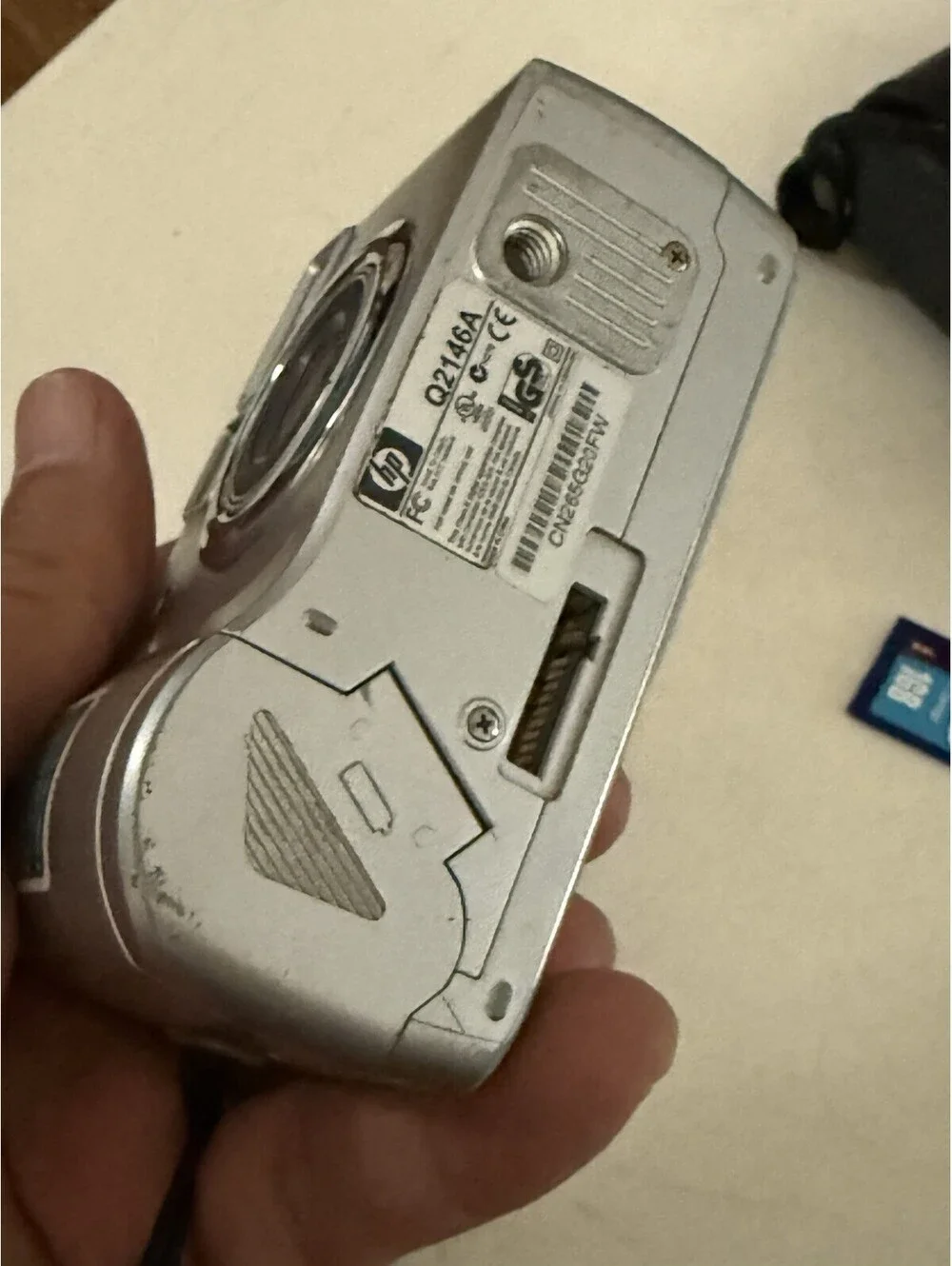 HP PhotoSmart 812, 4.0 MP Compact Digital Camera W/case, 1gb Memory Card , Works